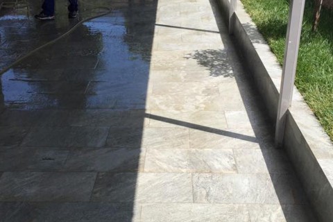 Τοποθέτηση πλακιδίων στην Λούτσα