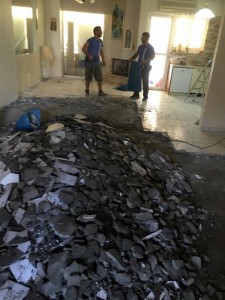 Τοποθέτηση πλακιδίων σε οικία στο Κερατσίνι