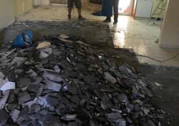 Τοποθέτηση πλακιδίων σε οικία στο Κερατσίνι