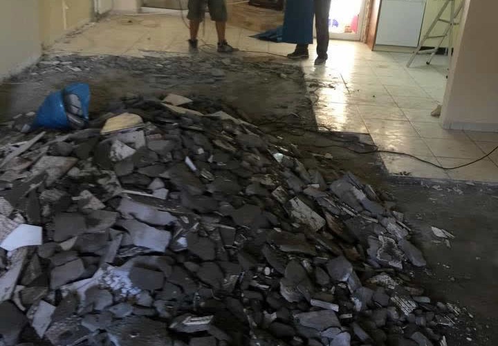 Τοποθέτηση πλακιδίων σε οικία στο Κερατσίνι