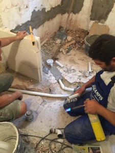 Ανακαίνιση μπάνιου στη Νέα Μάκρη και αντικατάσταση υδραυλικών New Home Constructions